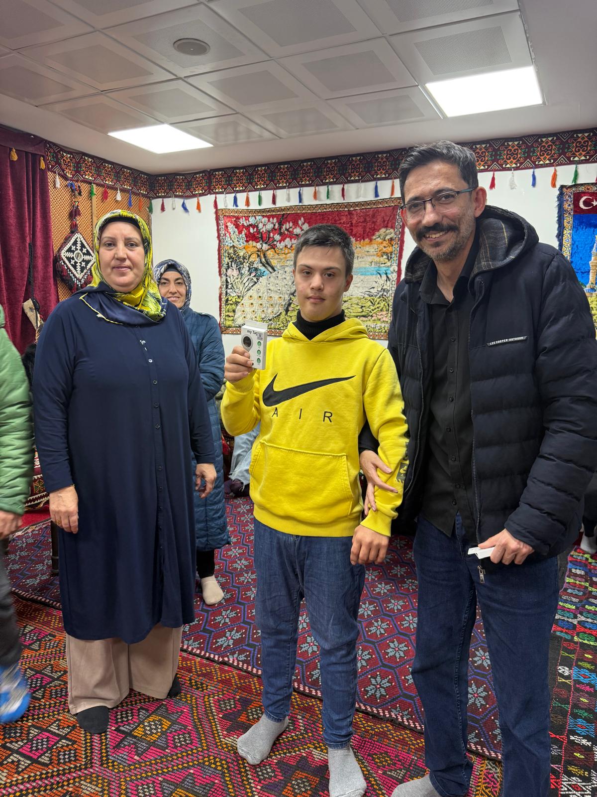 Rotary Otizmli ve Down sendromlu Çocuklara GPS Cihazı Dağıttı