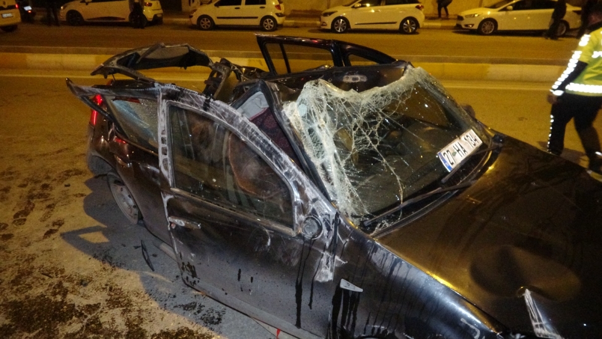 Refüje çıkan otomobil takla attı
