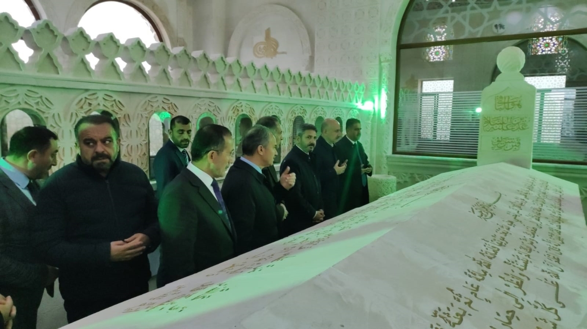 Bakan Karaismailoğlu Üzeyir Peygamber Türbesini ziyaret etti
