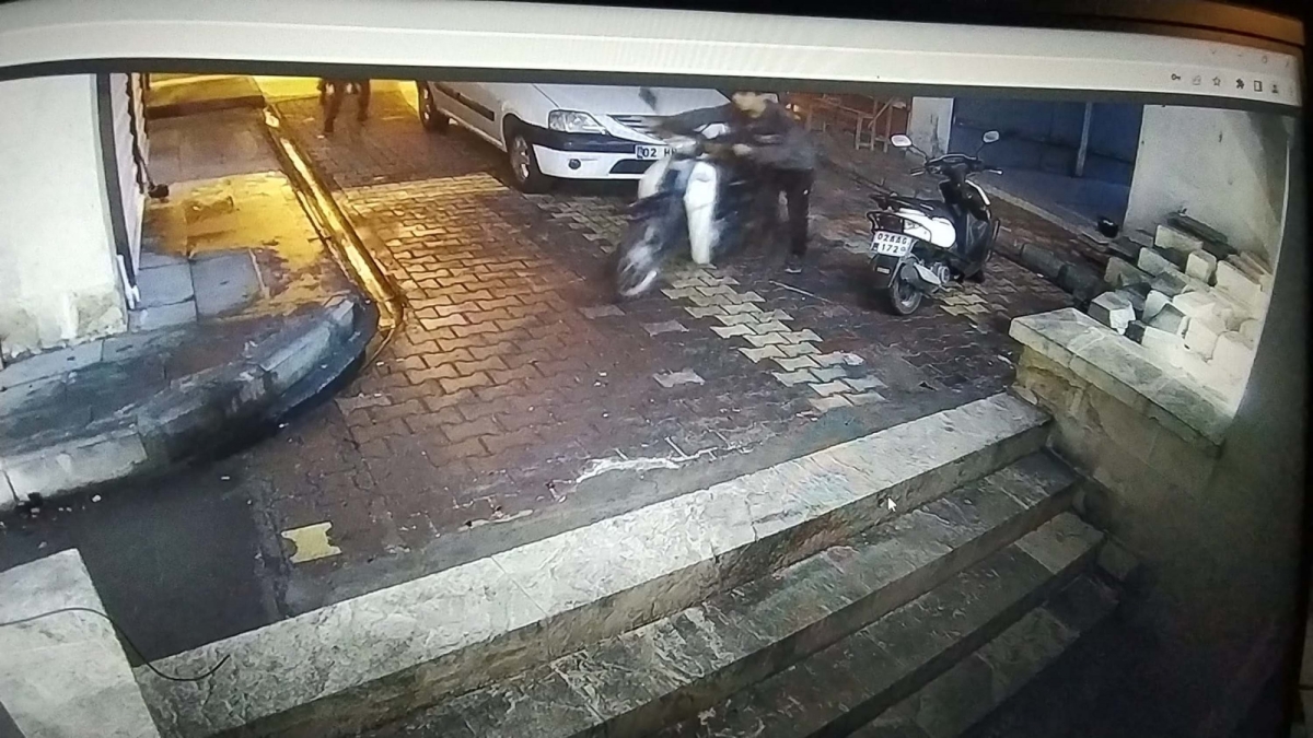 Sürükleyerek motosikleti çalma anı güvenli kamerasına yansıdı - Videolu Haber