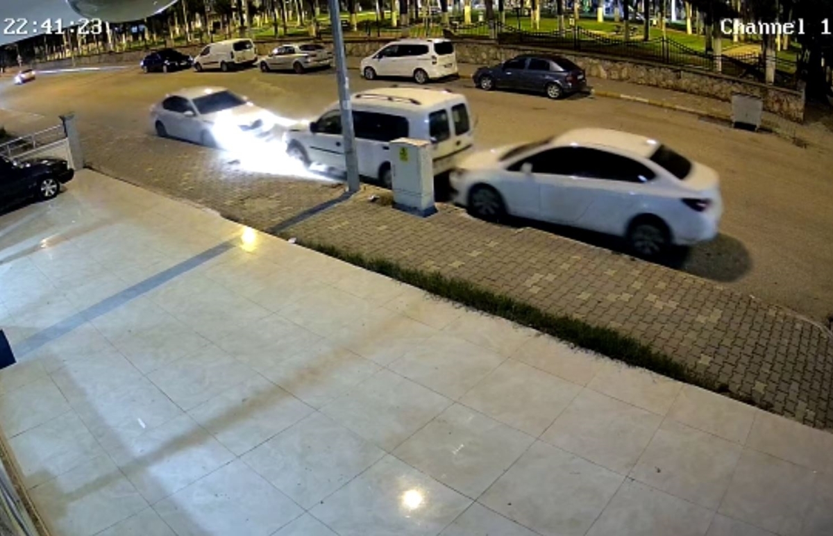 Kaza anı güvenlik kameralarına yansıdı - Videolu Haber