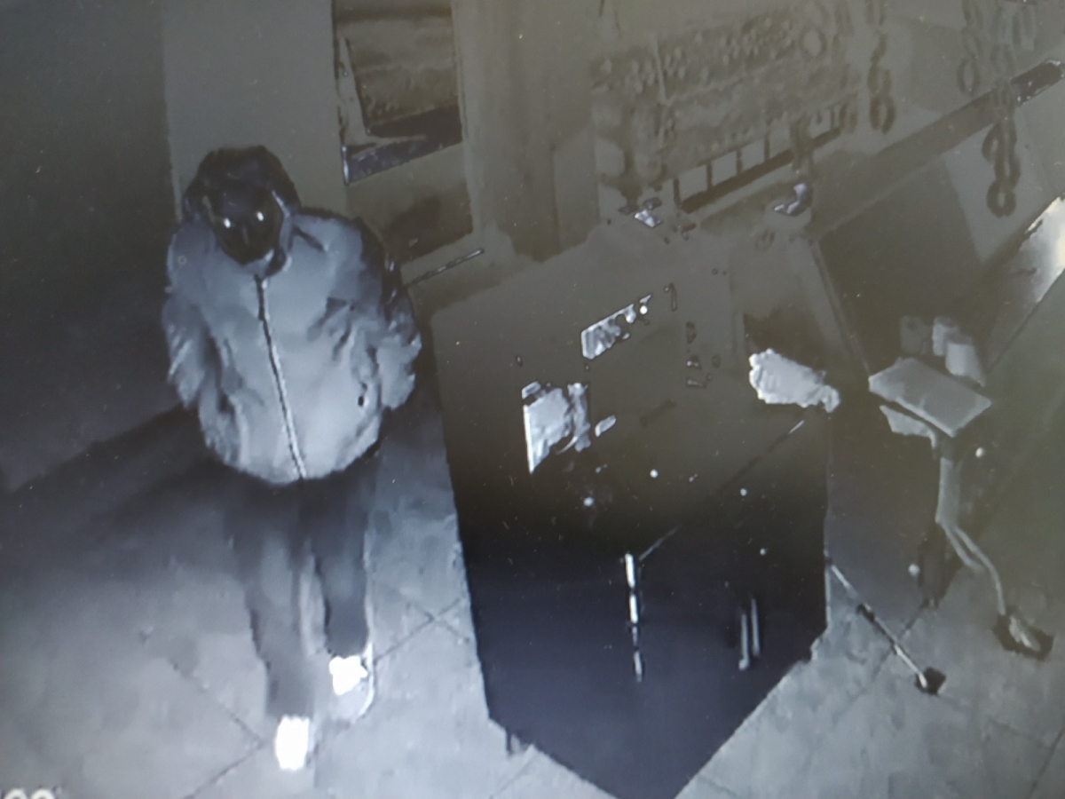 İş yerinden hırsızlıklar güvenlik kameralarına yansıdı