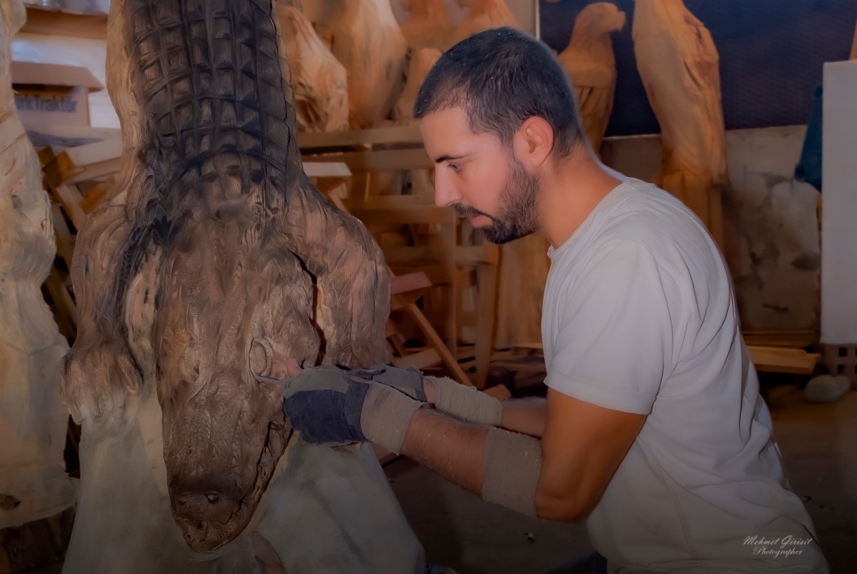 Ağaç Kütüklerini Sanat Eserlerine Çeviriyor