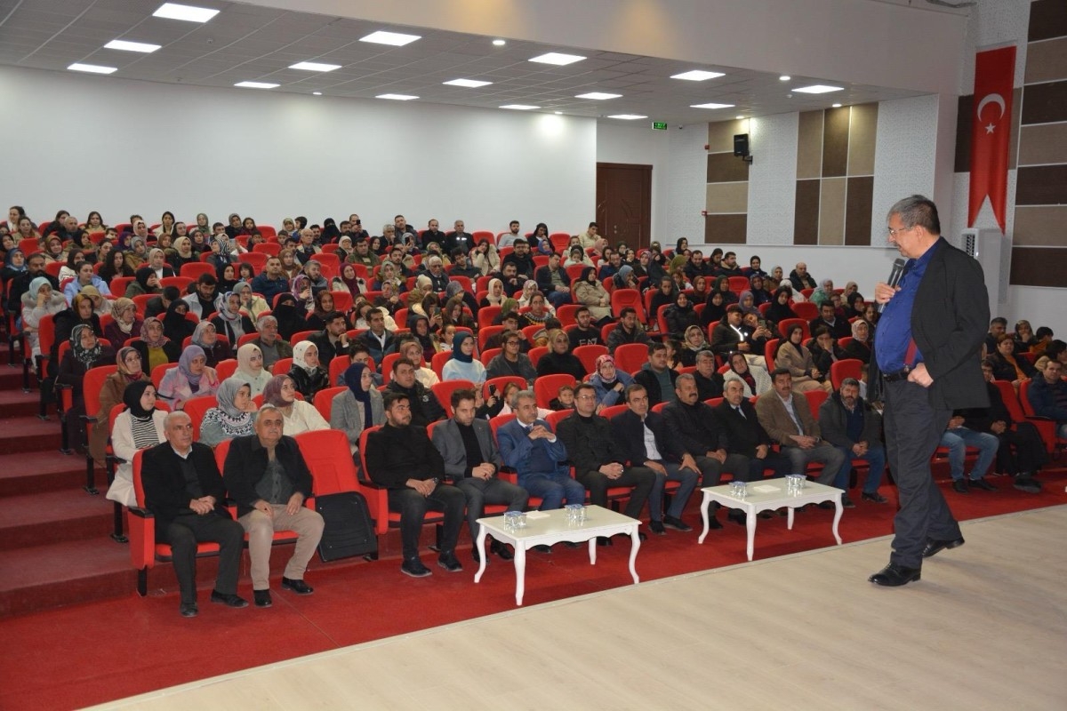 Besni'de Hayati İnanç söyleşisine yoğun ilgi