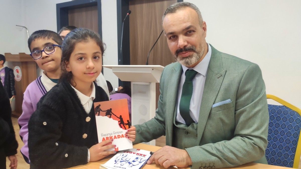 Besni’de 'İyilik Yolcuları' konferansı düzenlendi