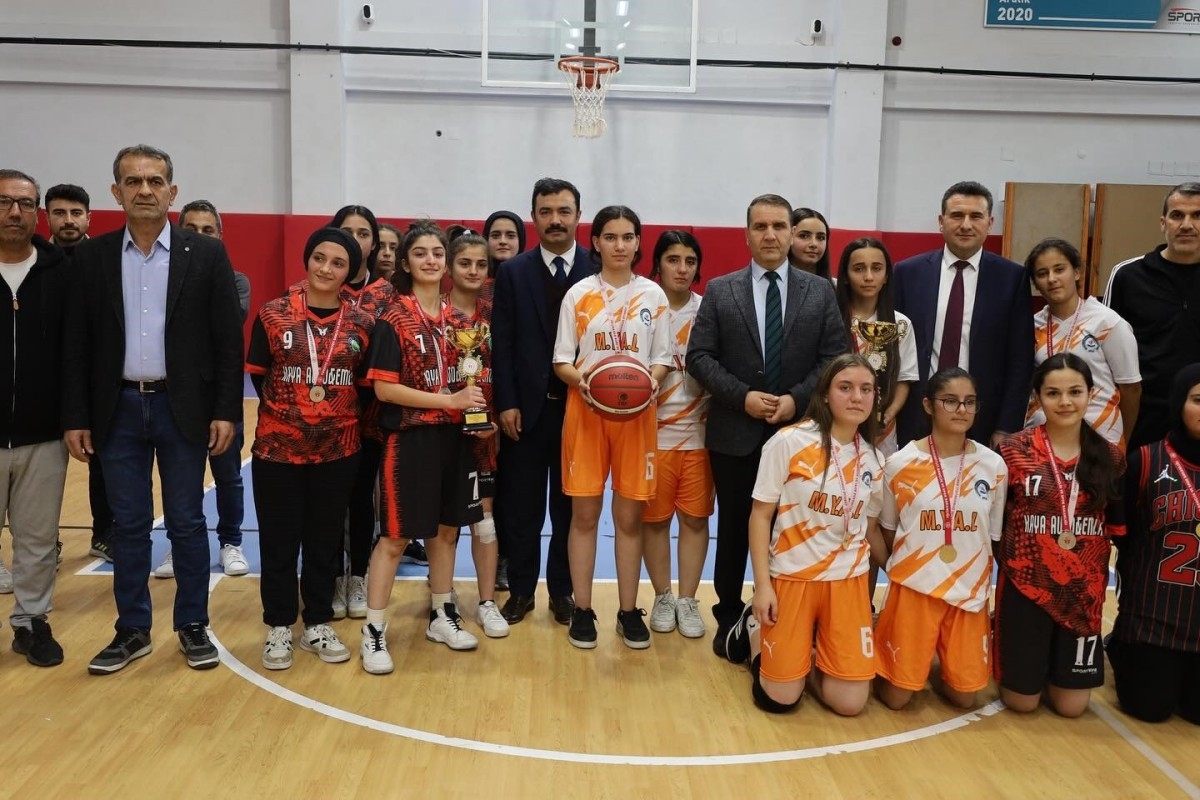 Kahta'da 'Genç Kızlar Basketbol İl Finali' tamamlandı: Şampiyon Mustafa Yardımcı Anadolu Lisesi